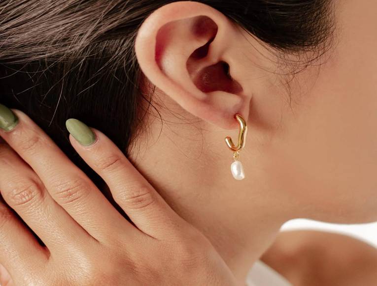 How to Wear Pearl Hoop Earrings Like a Fashion Icon